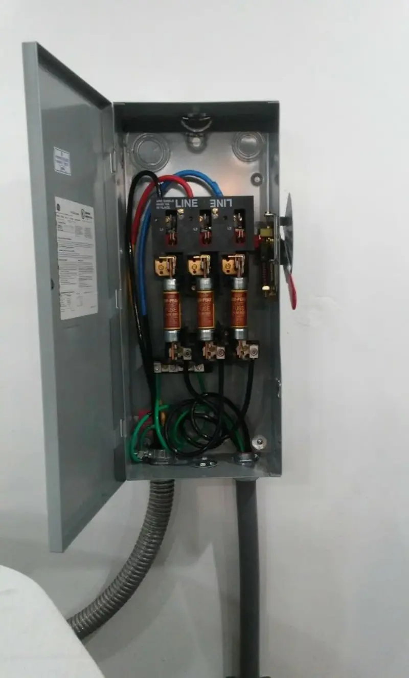 Three-phase disconnect switch installed for Smoke Detector Installation in Mansfield